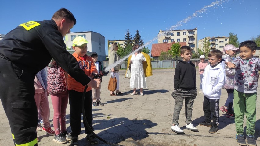 Uczniowie klas pierwszych szkoły podstawowej w Białobrzegach...