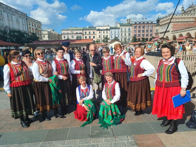 10 sierpnia na scenie targowej na rynku głównym w Krakowie odbył się koncert tradycyjnej muzyki ludowej w ramach 47 Międzynarodowych Targów Sztuki Ludowej. Podczas wydarzenia wystąpił zespół śpiewaczy „Echo Łysicy” z Bielin.