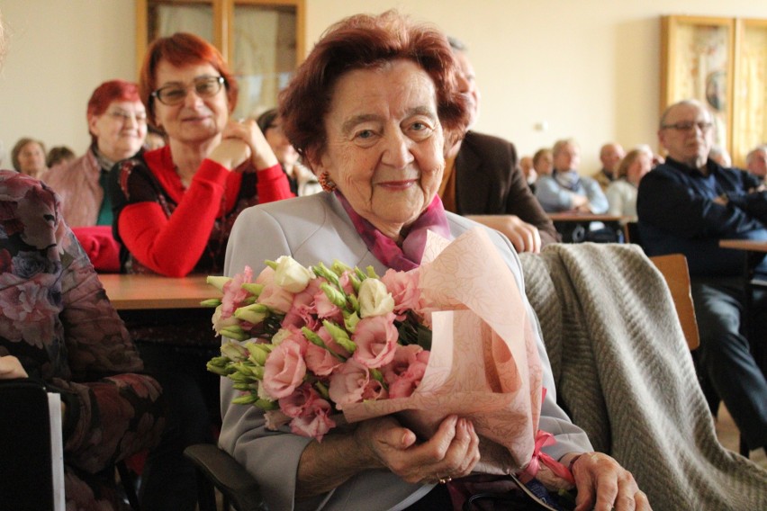 Pani Teresa uczy języka francuskiego na UTW od samego...