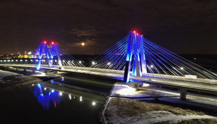 Kraków. Most kard. Franciszka Macharskiego zachwyca. Zobaczcie nocny spektakl kolorów [ZDJĘCIA Z DRONA] 