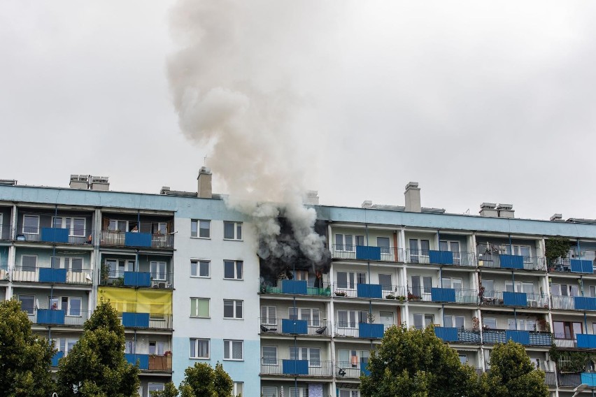 Pożar w mieszkaniu na ul. Podwisłocze w Rzeszowie. 6 osób trafiło do szpitala [ZDJĘCIA, WIDEO]