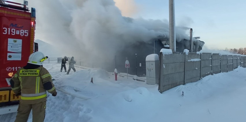 Pożar w biurowcu na terenie firmy budowlanej w Zagnańsku. Akcja straży pożarnej. Zobacz zdjęcia