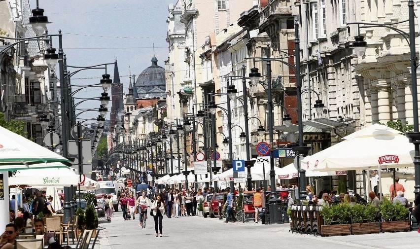 W słowniku związków frazeologicznych znajdziemy zwroty...