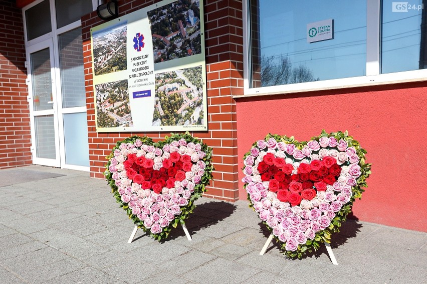 Szczecinianie dziękują lekarzom. Dwa wielkie bukiety przed bramą szpitala 