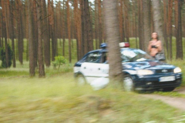 Policjanci rozmawiają z jedną z dziewczyn.