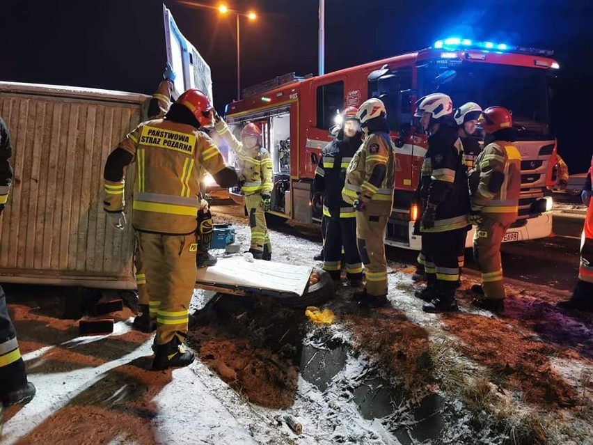Prusy. Wypadek na drodze wojewódzkiej nr 776. Dwie osoby zostały ranne, odwieziono je do szpitala