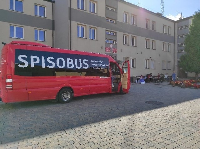 Spisobus przed Urzędem Gminy we Włoszczowie.