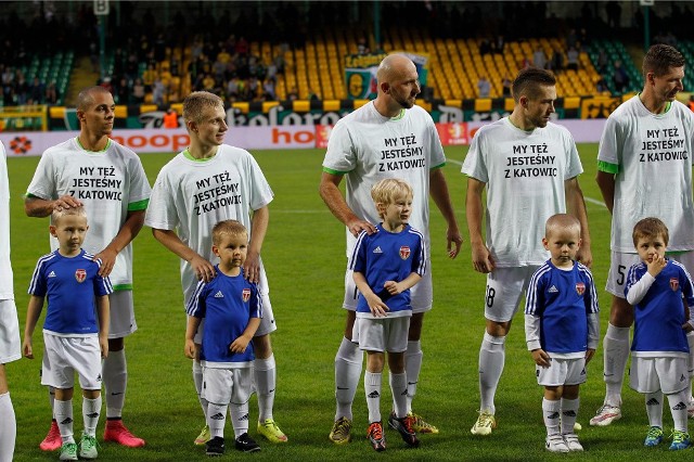 Piłkarze Rozwoju na mecz z GKS Katowice wyszli w symbolicznych koszulkach