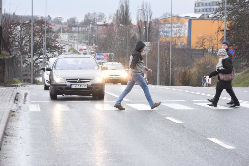 Piesi z pierwszeństwem na pasach. Rząd przyjął zmiany w...