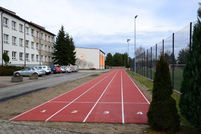 Sportowa bieżnia lekkoatletyczna przy Szkole Podstawowej numer 3 przy ulicy Piaskowej w Nisku