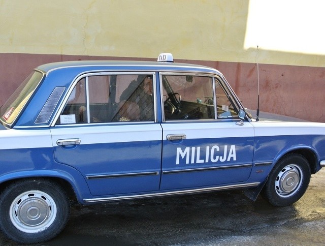 W Bytowie od kilku dni furorę robi taksówka stylizowana na dawny milicyjny radiowóz.