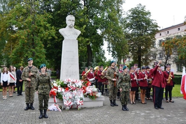 Wartę przy pomniku Marszałka Józefa Piłsudskiego pełnili szydłowieccy Strzelcy.