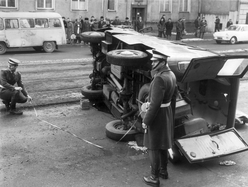 2 marca 1981, dachowanie karetki przy ulicy Kołłątaja
