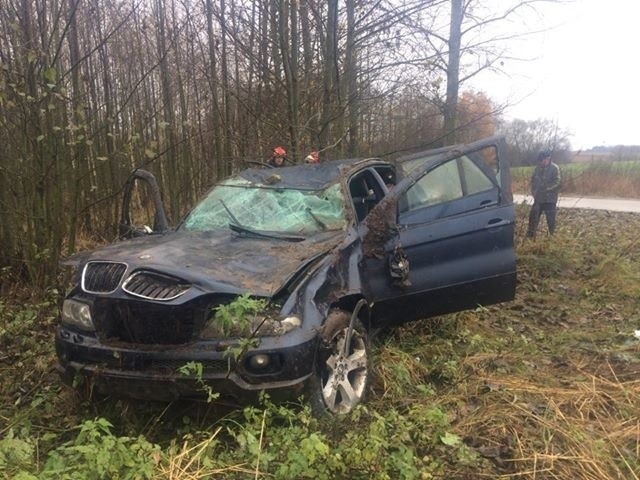 Autem podróżowały dwie osoby. Jedną z nich zabrano do szpitala.