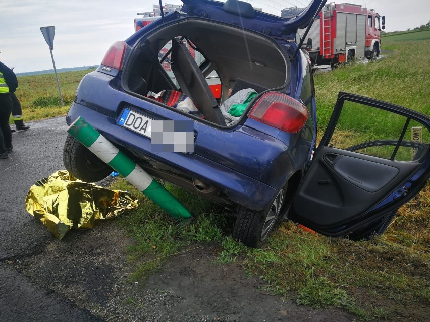 Poważny wypadek na drodze z Wrocławia do Świdnicy. Toyota wpadła do rowu i uderzyła w przepust (ZDJĘCIA)