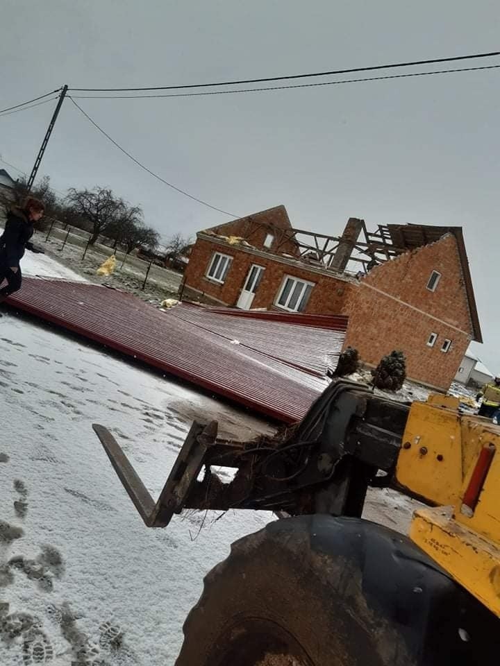 Burza śnieżna w powiecie ostrołęckim, ostrowskim i makowskim. Zerwany dach budynku mieszkalnego, połamane drzewa. 17.01.2022