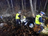 Tragiczny wypadek na Pomorzu! (6.12.2022). Samochód dachował i uderzył w drzewo. Dwie osoby zginęły. 12-latek w szpitalu | ZDJĘCIA