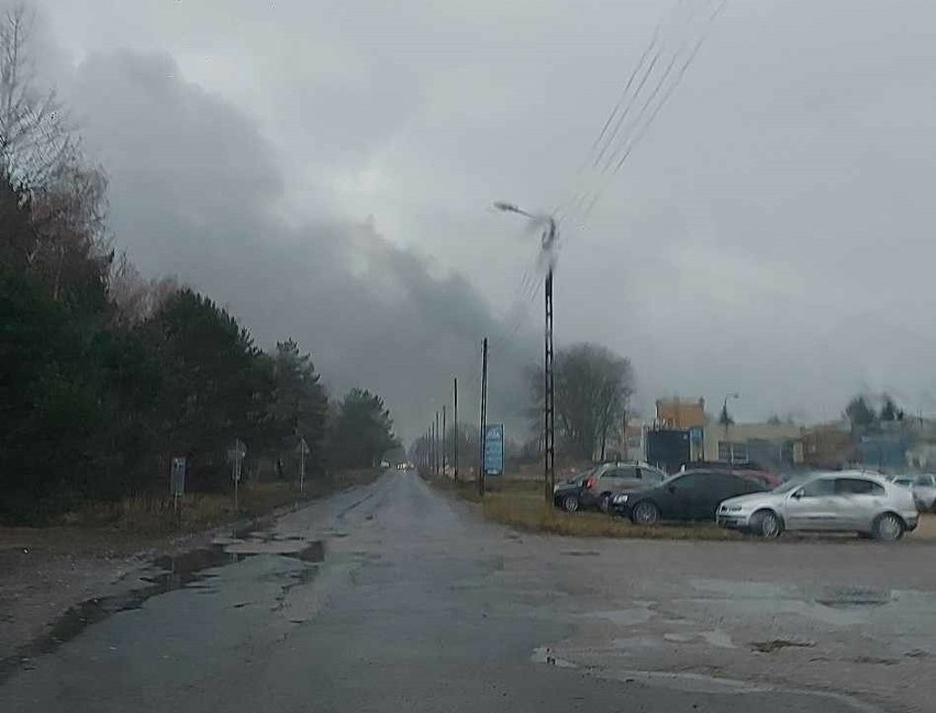 Pożar zbiorników z paliwem na ul. Ostrowskiej w Ostrołęce. Dym jest widoczny niemal nad całym miastem 20.12.2023