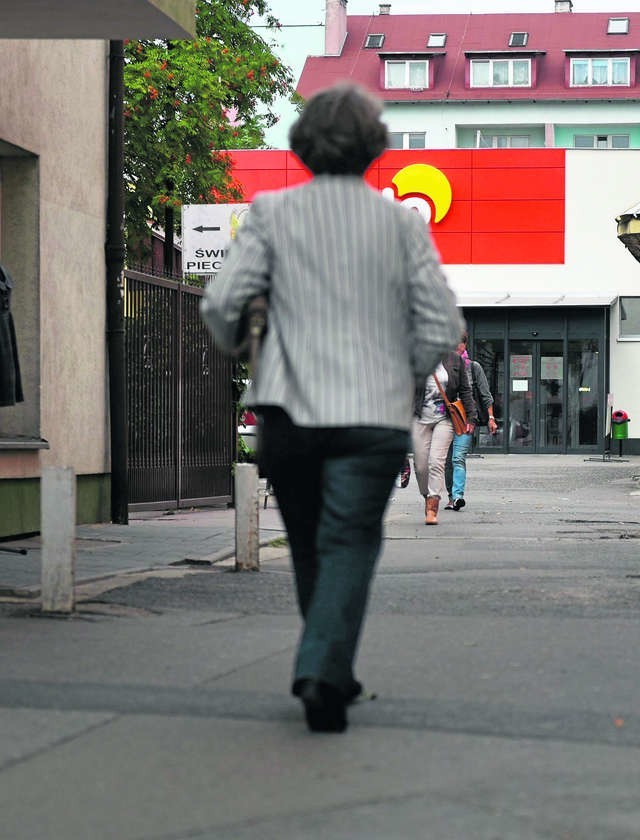 Trzeba uważać, by tu nie skręcić nogi. Problemy z dojściem do sklepu Polomarket przy ulicy Mickiewicza potęgują się, gdy jest mokro