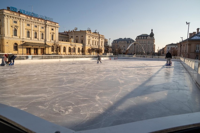 Kraków. Otwarto lodowisko przy Galerii Krakowskiej [ZDJĘCIA]