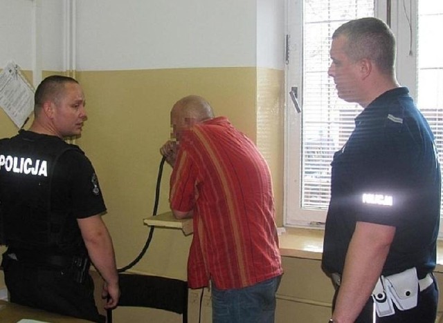 59-letni kryminalista ze Stalowej Woli został zatrzymany wkrótce po próbie dokonania rozboju. Na zdjęciu podczas badania alkomatem.