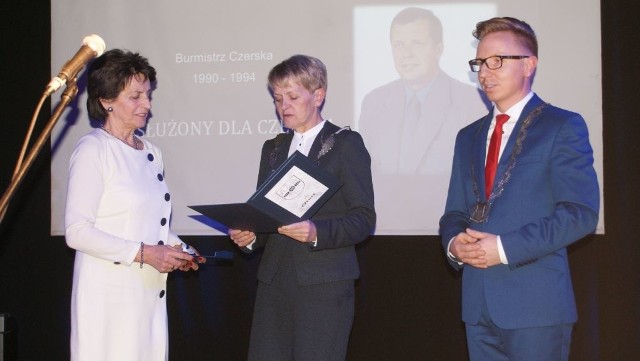 Grażyna Gogolewska odbiera od burmistrz Jolanty Fierek medal i dyplom. Obok przewodniczący rady miejskiej Grzegorz Kobierowski