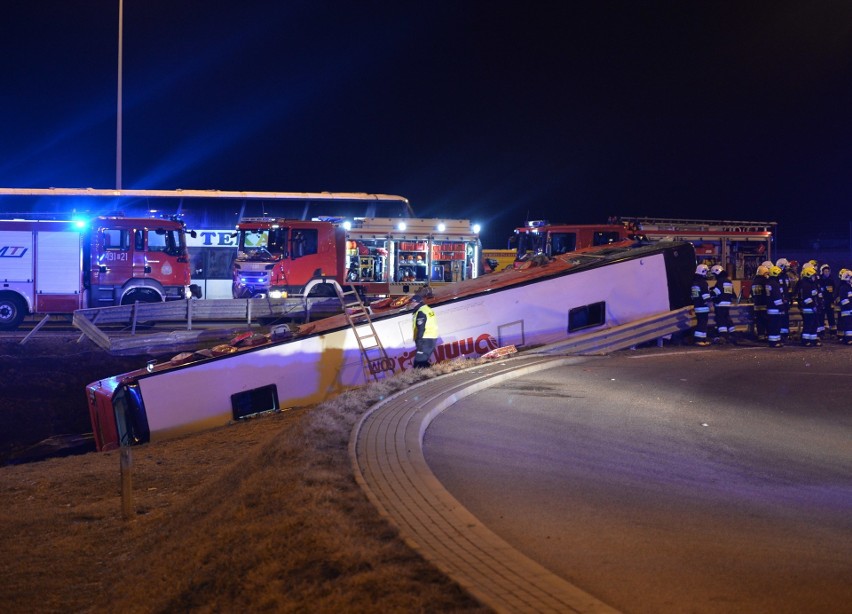 Wypadek ukraińskiego autokaru na autostradzie A4. Złamano obostrzenia o dopuszczalnej liczbie pasażerów?