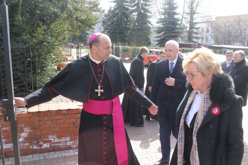 Tablicę pamiątkową ku czci ofiar katastrofy smoleńskiej...