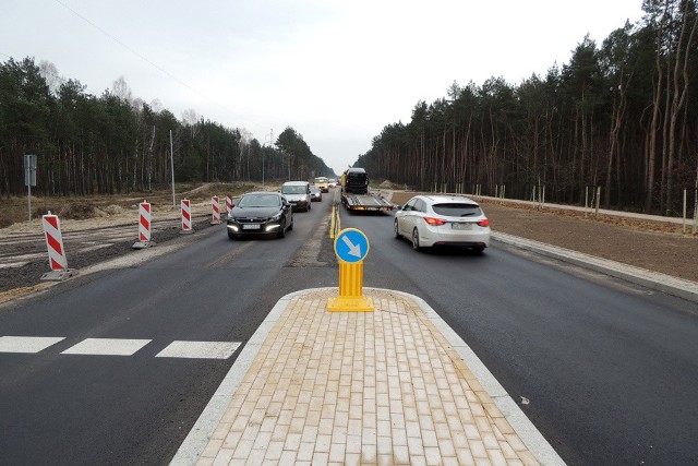 Trwają prace przy przebudowie ulicy Łódzkiej oraz Szosy Chełmińskiej w Toruniu. W przypadku tej pierwszej w ostatnich dniach wprowadzone zostały zmiany w ruchu.Dla ruchu udostępnione zostało rondo. Powstało ono na wysokości ul. Włocławskiej. Na czas jego budowy drogowcy z firmy PBDI przygotowali baypass, który teraz zostanie rozebrany. W tym miejcu zostanie wykonane poszerzenie nasypu, na którym wybudowany zostanie chodnik ze ścieżką rowerową.Na samym rondzie ułożono wszystkie warstwy asfaltu i nasadzono krzewy. Pojawiło się także oznakowanie poziome i pionowe. Warto dodać, że po zjeździe z ronda w kierunku Łodzi nadal poruszamy się nowo wybudowaną jezdnią w dwóch kierunkach. Z kolei od strony  Torunia będziemy wjeżdżać  bezpośrednio na rondo.Daleko zaawansowane są prace na  wiadukcie kolejowym. Gotowa jest już jego konstrukcja. Do wykonania pozostały jedynie warstwy bitumiczne. Wzdłuż obiektu zamontowano barierki ochronne.Na ukończeniu są roboty kanalizacyjne na ul. Zdrojowej. Potrwają one do końca stycznia.   Polecamy: Gwara młodzieżowa QUIZGwara toruńska QUIZGwara uczniowskaZ kolei na placu budowy Szosy Chełmińskiej trwa frezowanie starej nawierzchni. Prace są realizowane na odcinku od ul. Żwirki i Wigury do ulicy Długiej.-Rozebraliśmy starą nawierzchnię także na 80 metrach ulicy Długiej. Takie prace są konieczne, ponieważ na skrzyżowaniu Szosy Chełmińskiej i Długiej budujemy rondo. Zanim ono powstanie w całości, musimy wykonać szereg prac związanych z budową infrastruktury podziemnej. Obejmie ona budowę kanalizacji deszczowej, wodociągu i sieci gazowej -wyjaśnia Tomasz Królak, z ramienia firmy Skanska S.A. Równolegle montowane jest  oświetlenie i układane są chodniki. –W styczniu planujemy budowę pochylni w obrębie skrzyżowania ulic Żwirki i Wigury i Szosy Chełmińskiej. Zapewni ona sprawne poruszanie się osób niepełnosprawnych w tym rejonie. Jej wykonanie jest konieczne z uwagi na wysokościową  różnicę terenu w tym miejscu.Ulica ma być gotowa do końca maja 2018 roku. Inwestycja kosztuje ponad 16 mln zł i jest realizowana przy udziale środków zewnętrznych z Regionalnego Programu Operacyjnego Województwa Kujawsko-Pomorskiego.[inf. za MZD Toruń]NowosciTorun