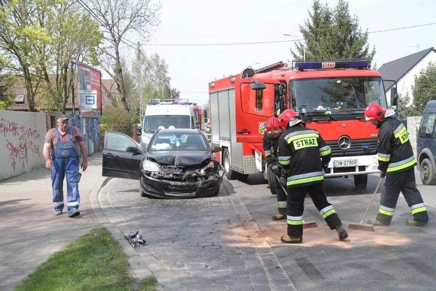 Wrocław: Wypadek na wyjeździe z miasta. Ranna kobieta i jej 3-letnie dziecko (ZDJĘCIA)