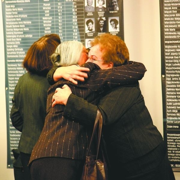Tak po 26 latach witały się w środę kobiety internowane w stanie wojennym. Tym razem okazją do spotkania była wystawa IPN w Białymstoku.