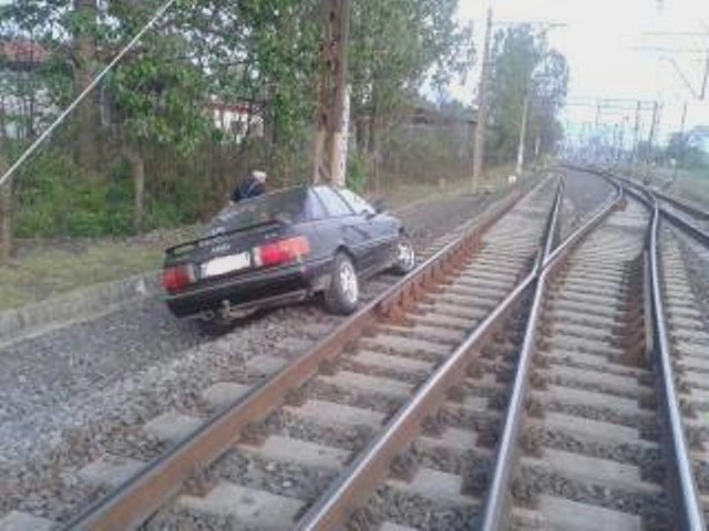 Audi zatrzymało się na torach.