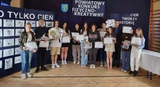 Laureaci Powiatowego Konkursu Fizyczno-Kreatywnego "Cień tworzy historię" podczas wręczenia nagród
