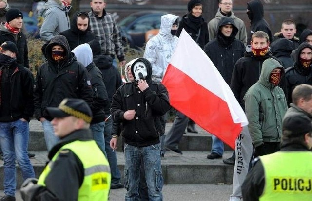 Policjanci kontrolują wyjeżdżających szczecinian na Marsz Niepodległości w Warszawie.