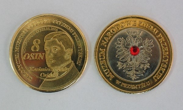 Monety 8 i 12 osin można kupić w muzealnym sklepiku. Komplet kosztuje 20 złotych.