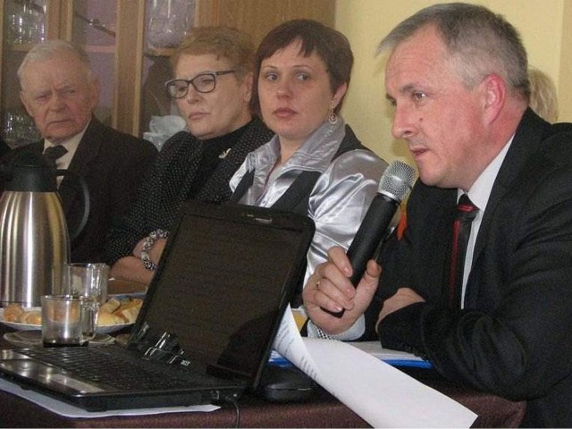 Była to pierwsza sesja, na której w roli starosty wystąpił były wiceprzewodniczący rady powiatu Jarosław Tadych. Obok Lucyna Suchomska, Iwona Bonecka i Edward Maziarz.