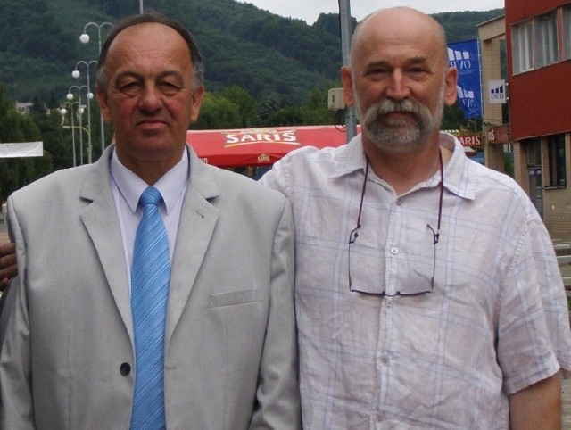 Wojciech Pestka (z prawej)  na deptaku w Swidniku (Słowacja) z Ivanem Jackanynem, redaktorem naczelnym pisma li-terackiego "Dukla&#8221;, Przewodniczącym Związku Pisarzy Ukraiń-skich na Słowacji, znakomitym ukraińskim prozaikiem.