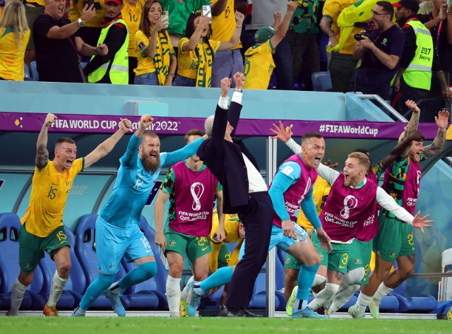 Selekcjoner reprezentacji Australii, Graham Arnold (w środku) świętuje z „Socceroos” zwycięstwo nad Danią i awans do 1/8 finału mundialu