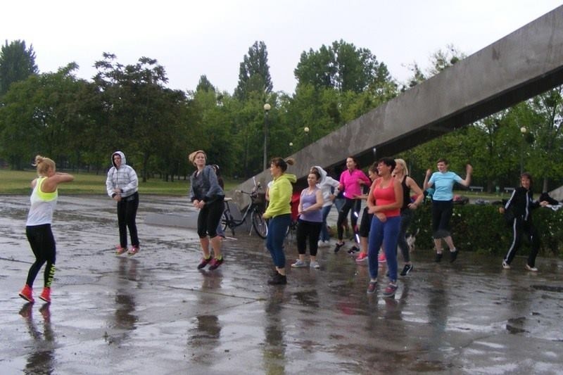 Zumba w parku Kasprowicza: Nie przestraszyły się deszczu!