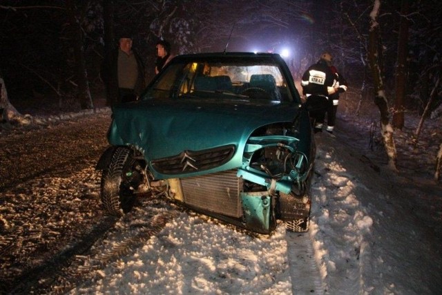 Auto zostało poważnie uszkodzone.