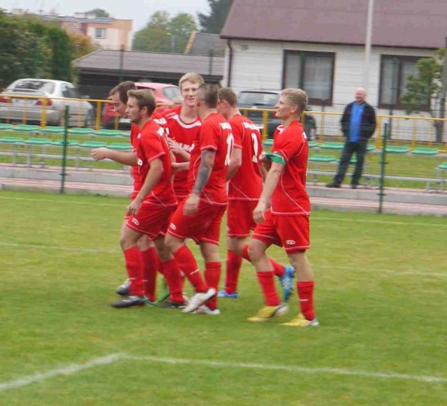 Piłkarze Zawiszy Sienno cieszą się z awansu do półfinału Pucharu Polski.