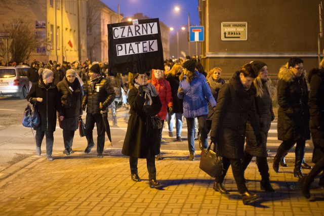 W całej Polsce trwały czarne protesty przeciwko zaostrzeniu ustawy antyaborcyjnej. W Słupsku ok. 100-osobowa manifestacja przybrała formę spaceru - uczestnicy w czarnych strojach i z transparentami protestowali przed biurem poselskim Jolanty Szczypińskiej z PiS, następnie udali się na wspólny spacer na ulicę Nowobramską.