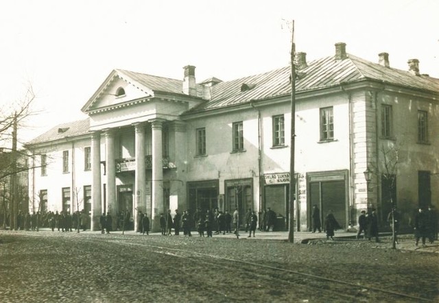 Wiwat, ojra Klub kochany. Wejście do Klubu Garnizonowego. 1919 r.