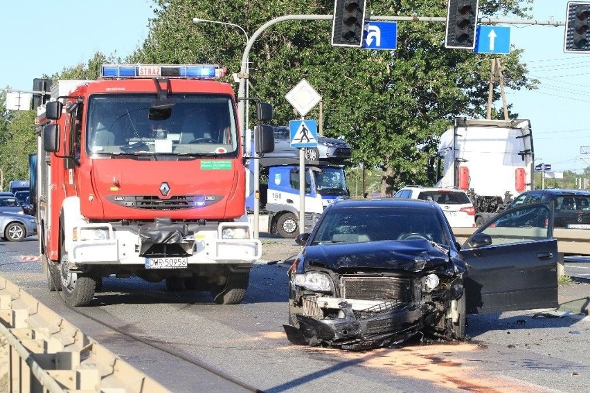 Poważny wypadek pod Selgrosem w Długołęce. Jedna osoba nie żyje