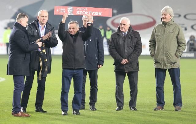 Mecz Górnik Zabrze – Arka Gdynia miał uroczystą otoczkę z okazji uroczystości 70-lecia powstania klubu. Na stadion licznie przybyły piłkarskie sławy, grające niegdyś w Górniku.