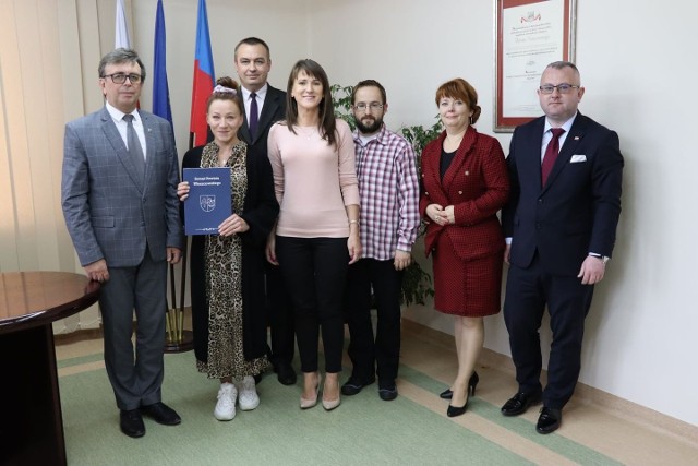W listopadzie Zarząd Powiatu Włoszczowskiego przyznał stypendium studentce pielęgniarstwa Martynie Saladrze.