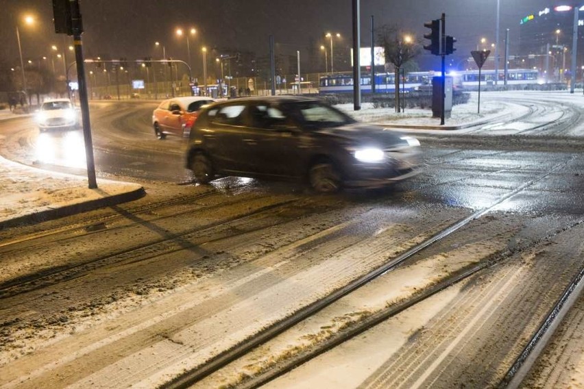 Uwaga kierowcy! Krakowskie ulice jak lodowiska. Seria kolizji, autobusy opóźnione [ZDJĘCIA]  