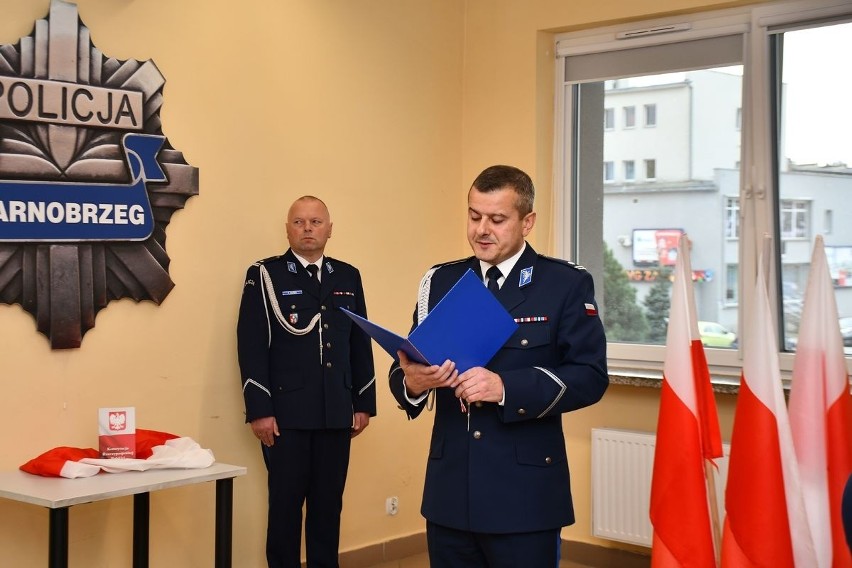 Komenda Miejska Policji w Tarnobrzegu ma siedmioro nowych policjantów. Złożyli ślubowanie - zobacz zdjęcia
