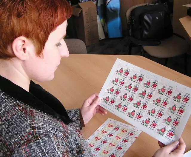 Dominika Jurewicz ze specjalną edycją znaczków.