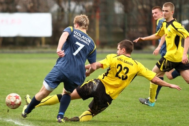 Stal Sanok (żółte koszulki) rozpoczęła rundę wiosenną III ligi od zwycięstwa z Izolatorem. Dziś w meczu Pucharu Polski zagra z Cosmosem Nowotaniec.